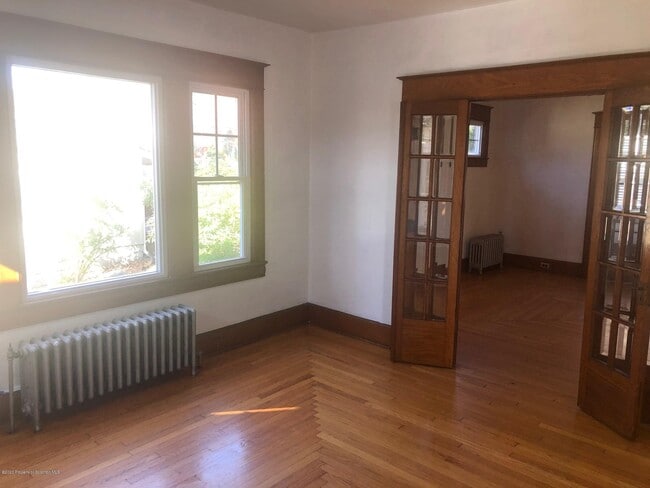 Building Photo - 504 School St