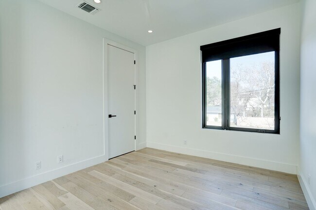 Building Photo - Spacious 3-Bedroom, 2.5-Bath Contemporary ...