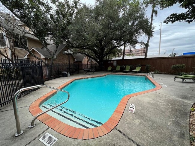 Building Photo - Spacious Ground Floor Unit in Quiet Locati...