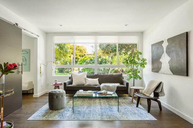 Interior #4 - 1267 N Laurel Ave