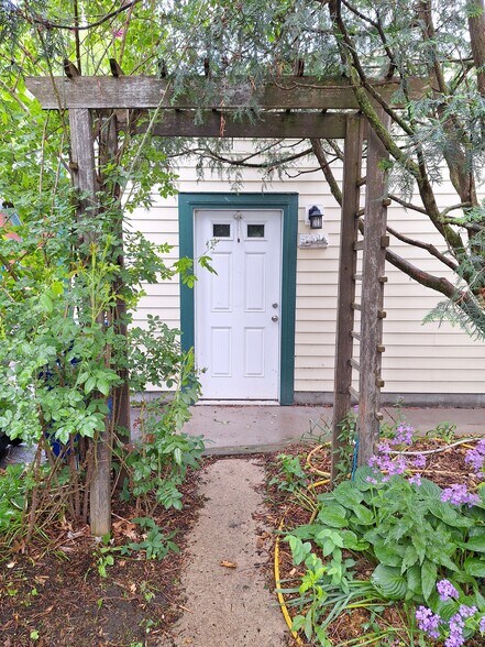 Building Photo - 384 Hall Ave