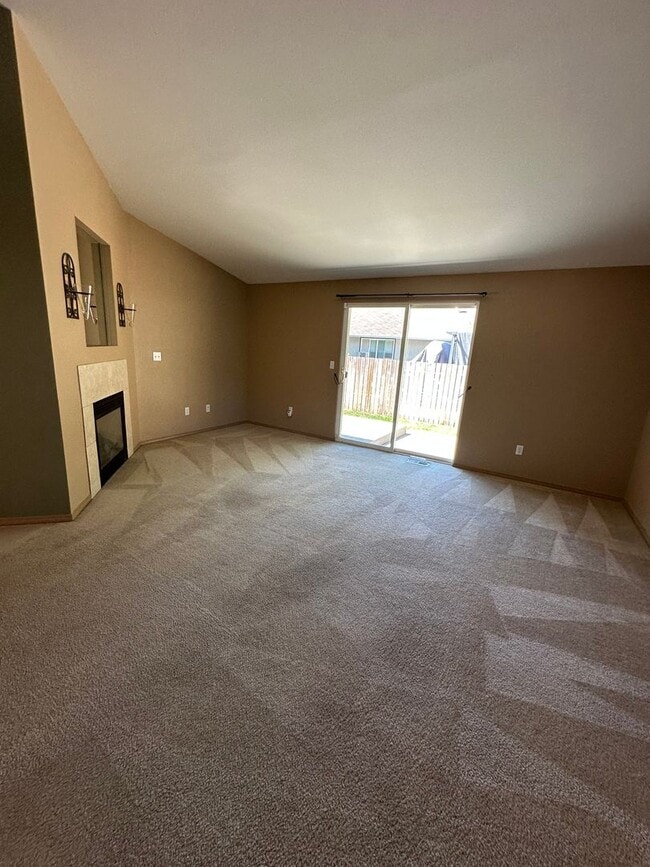 Building Photo - 3 BedRoom , 2 Bathroom , 2 Car Garage , AC