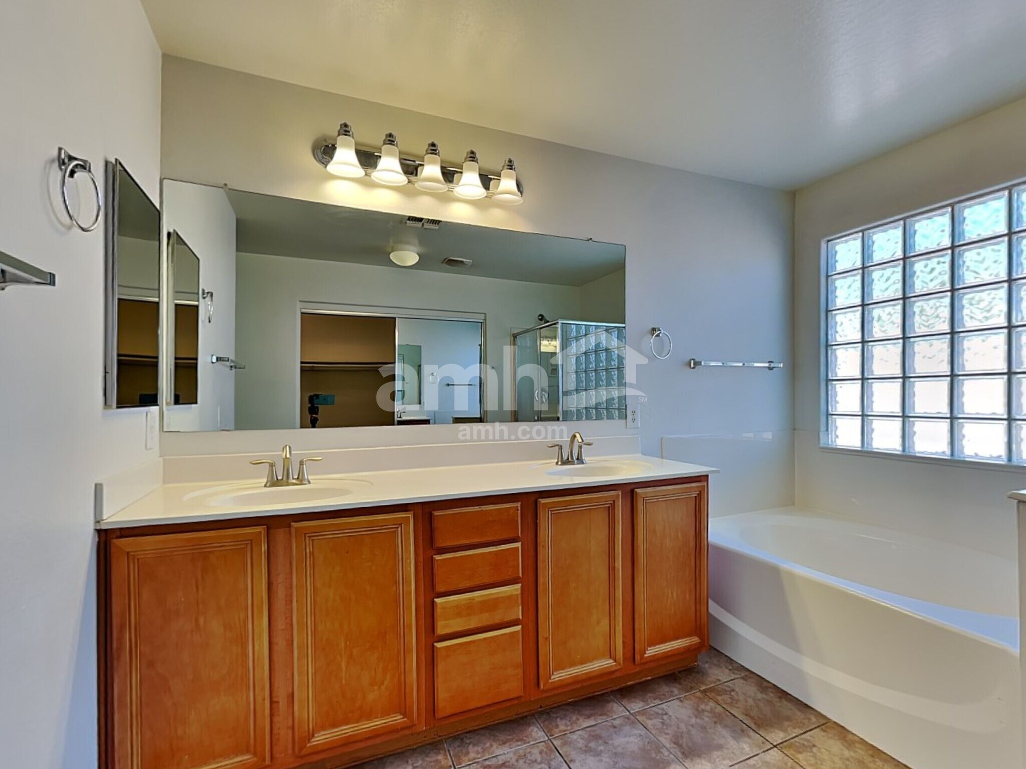 Building Photo - 9428 W Riverside Ave