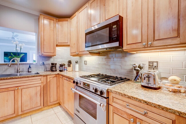 Building Photo - 411 26th St