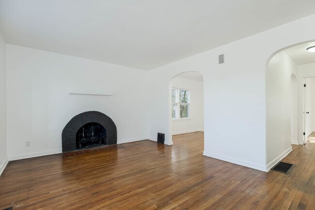Building Photo - Charming 4-Bedroom Home in Kansas City, MO...