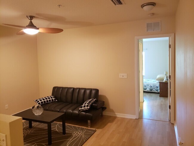 Building Photo - Lakeside Village Townhouse 2 Bedroom  2.5 Bath Available for Short-Term Rental