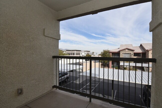 Building Photo - Charming 2nd Floor Unit In Gated Community!