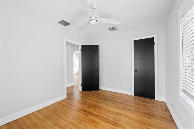 Building Photo - 411 SW 18th St