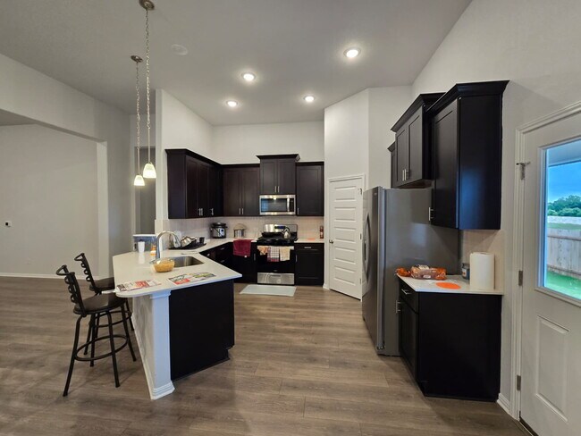 Building Photo - Gorgeous First Time Rental, 4 bed, 3 full bath in highly desirable Hills of Bear Creek