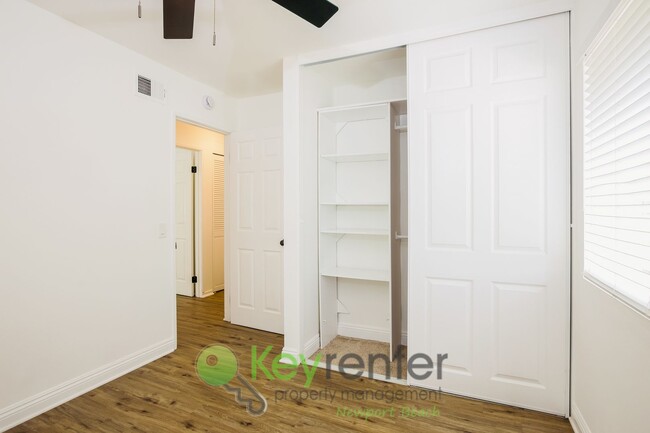 Building Photo - Updated 3 Bedroom Single Level Condo in La...