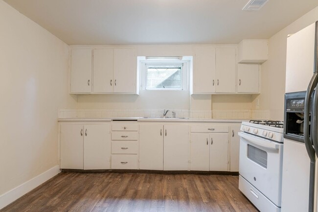 Building Photo - *SPECIAL: $500 off first month | $1061 - 1BR/1BA Pet Friendly Duplex Near Garden of the Gods Park