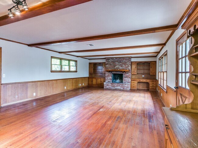 Building Photo - 2221 Churchill Pl