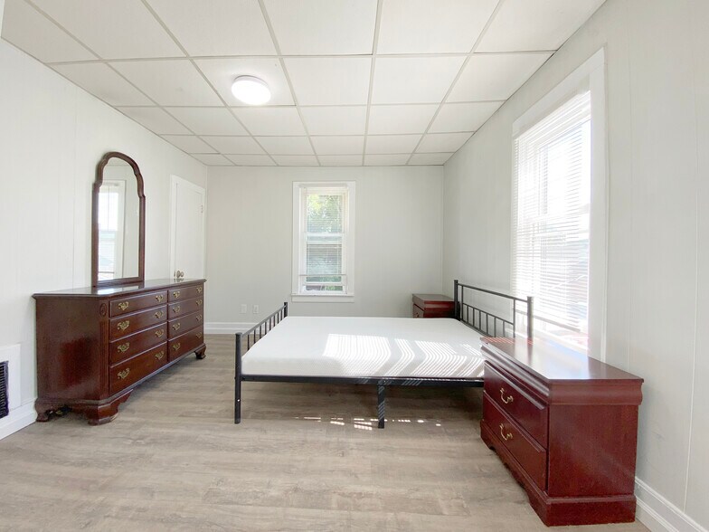 Building Photo - 12 Serrell Ave