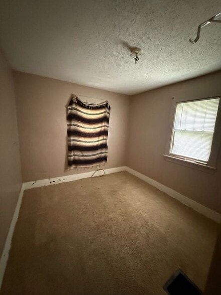 Building Photo - 2067 N Maple Ave