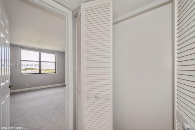 Building Photo - 105 Lake Emerald Dr