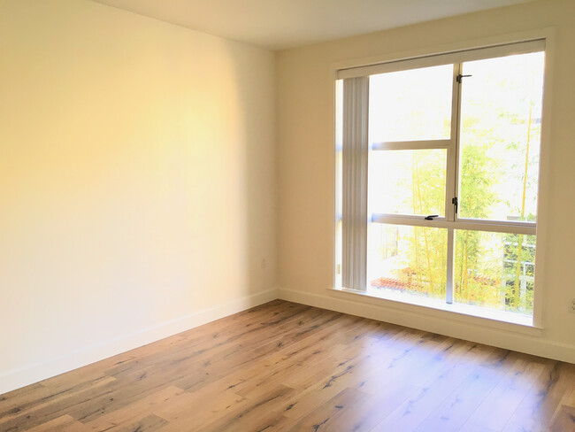 Large Bedroom - 585 9th St