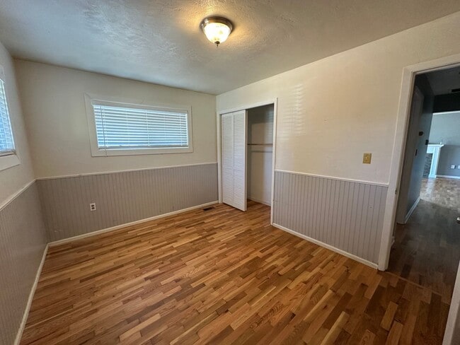 Building Photo - Very Clean 3 Bedroom 1 Bath Home With Cent...