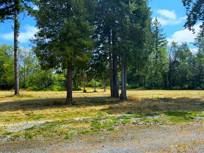 Building Photo - Wonderful Spacious 3-Bedroom 3 Bath with Over an Acre of Land with a Private Gate!