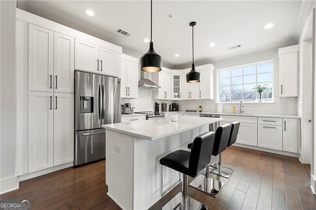 Building Photo - 6890 Peachtree Dunwoody Rd