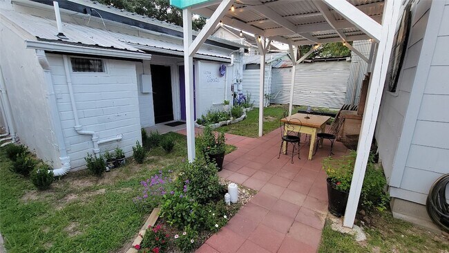 Building Photo - 9835 Willow Creek Commerce Dr