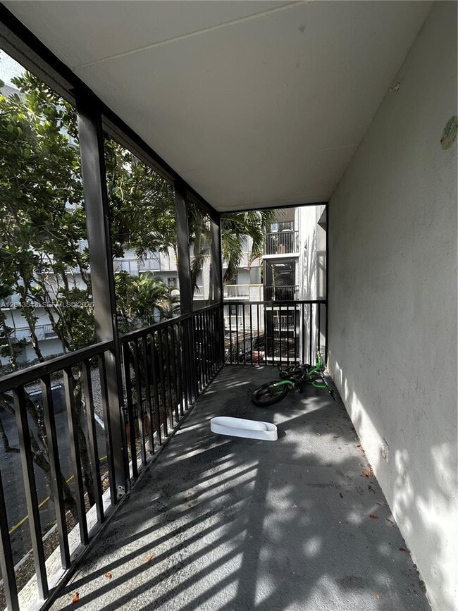 Building Photo - 3475 N Country Club Dr