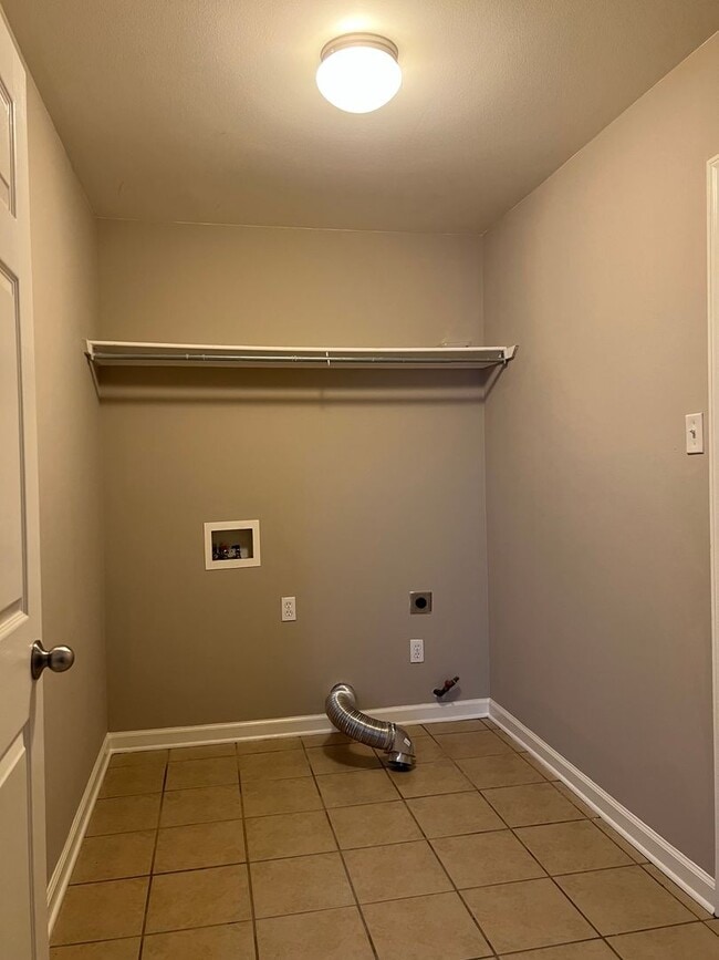 Building Photo - 319 Autumn Dr