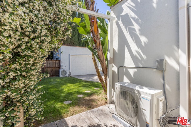 Building Photo - 1553 N Stanley Ave