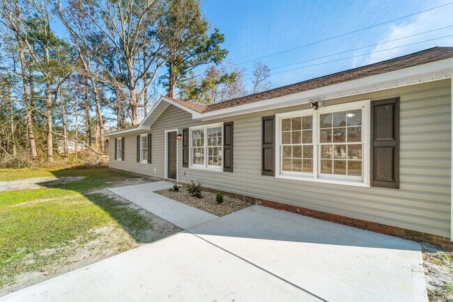 Building Photo - 136 Sandy Dr