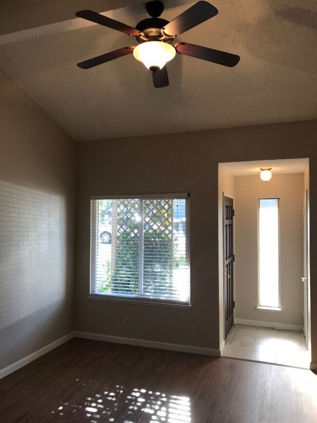 Building Photo - 5532 E Knoll Dr