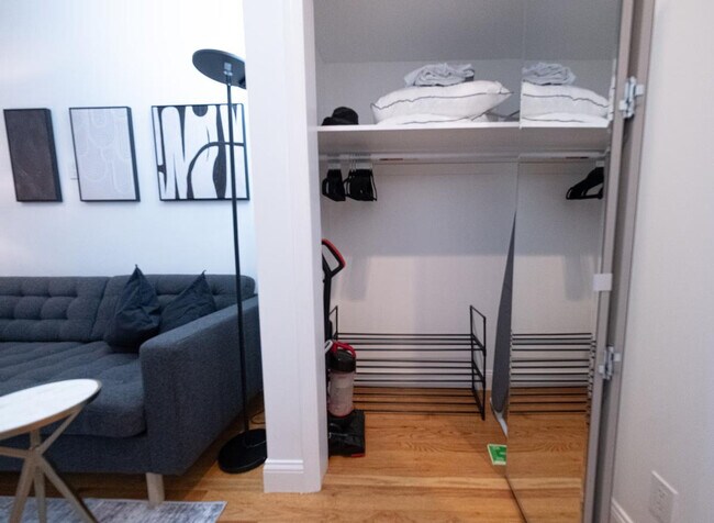 Building Photo - 302 E 104th St