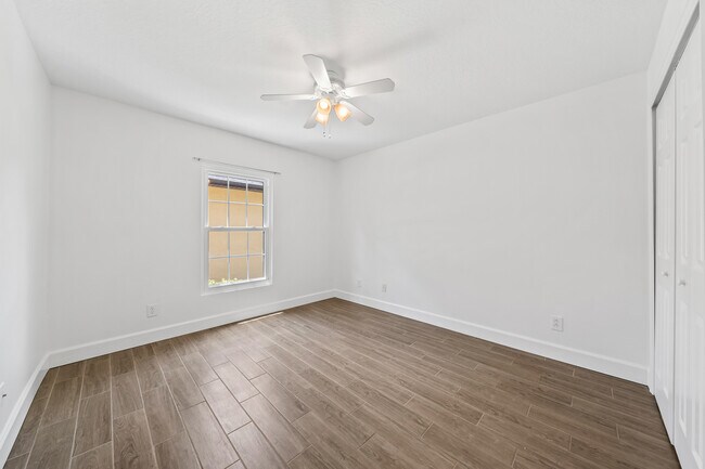 Building Photo - 890 Luminary Cir