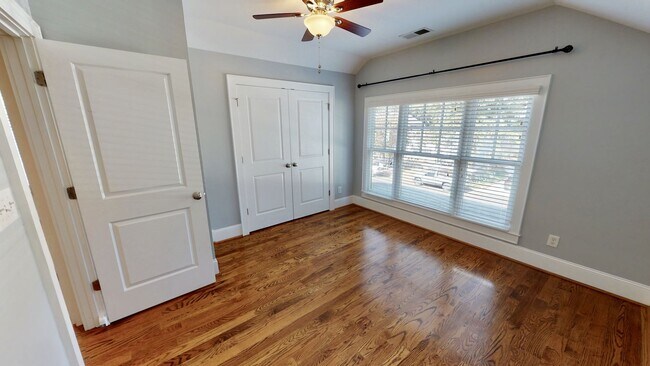 Building Photo - 2213 Roslyn Ave