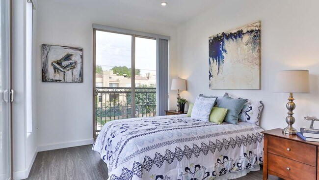 Building Photo - 4354 Teesdale Ave