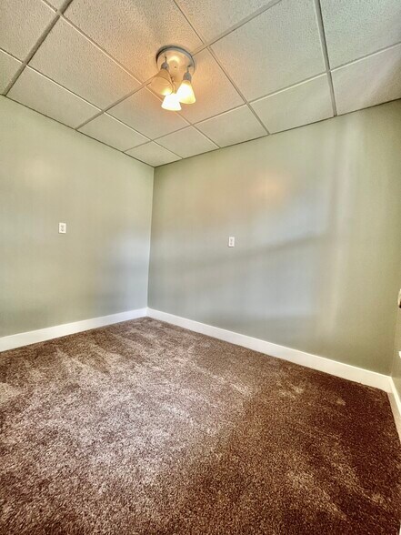 Building Photo - 117 W Hemlock St