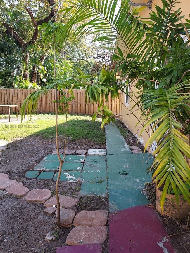 Building Photo - 808 SW 14th Terrace