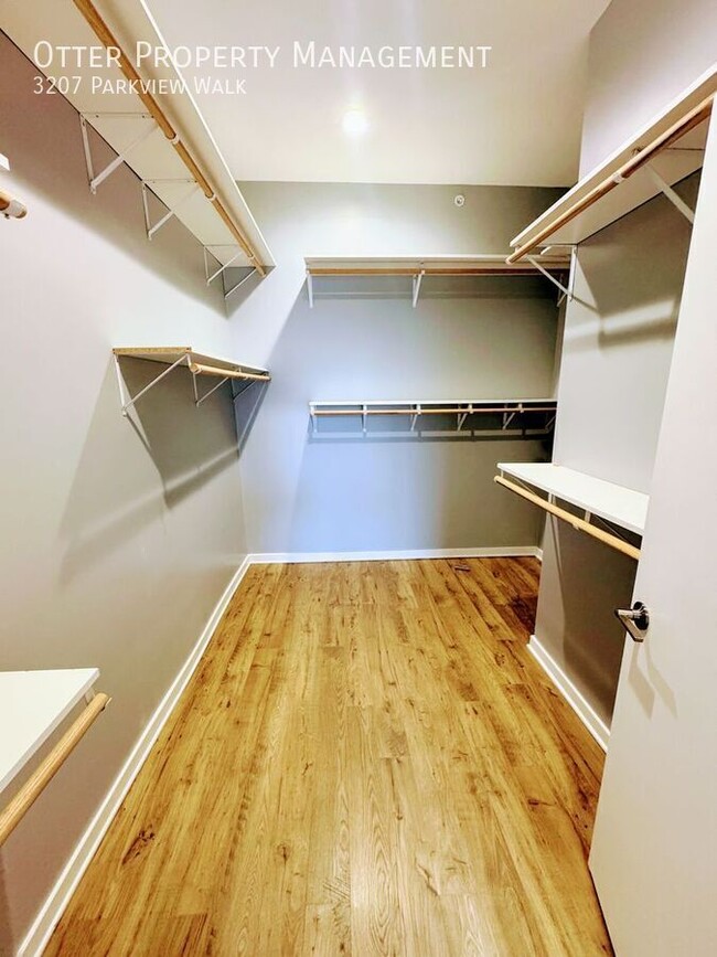 Building Photo - 3207 Parkview Walk