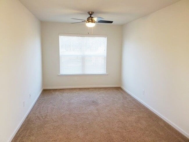 Building Photo - **Available Now** 3 Bedroom, 2.5 bath home with Great neighborhood amenities!