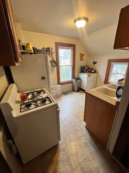 Building Photo - 3058 Hayes St NE