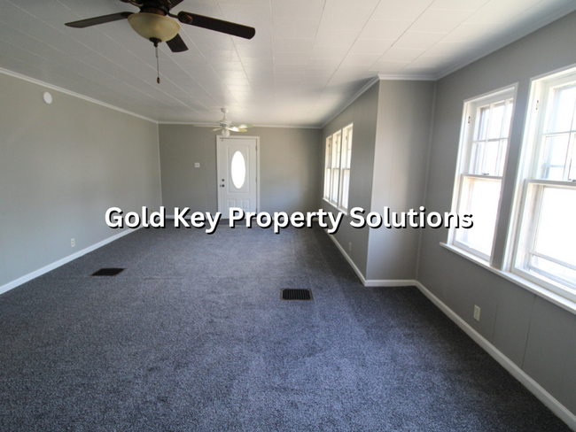 Building Photo - Beautifully Updated 2 BR 1 BA House with B...