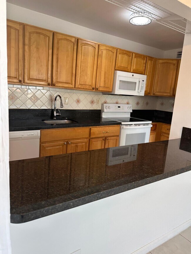 Building Photo - 505 S Pine Island Rd