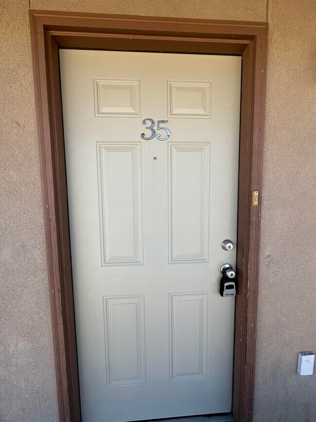 Building Photo - 1610 E Plum St