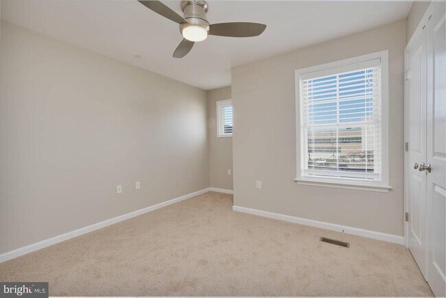 Building Photo - 412 Woodcrest Dr SE