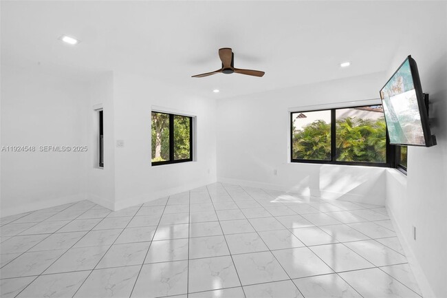 Building Photo - 743 Aledo Ave