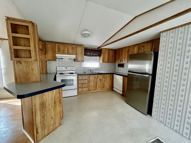 Building Photo - Available Now! 3 Bedroom 2 bath unit