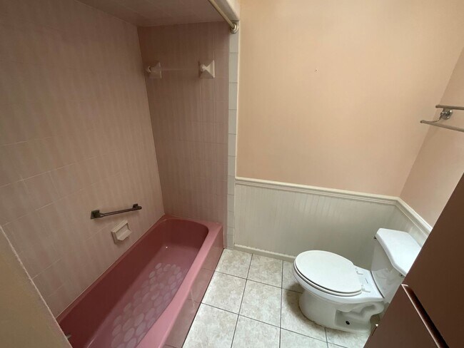 Building Photo - 4050 Linwood Dr