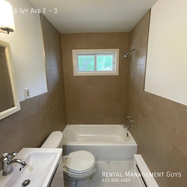 Building Photo - 616 Ivy Ave E