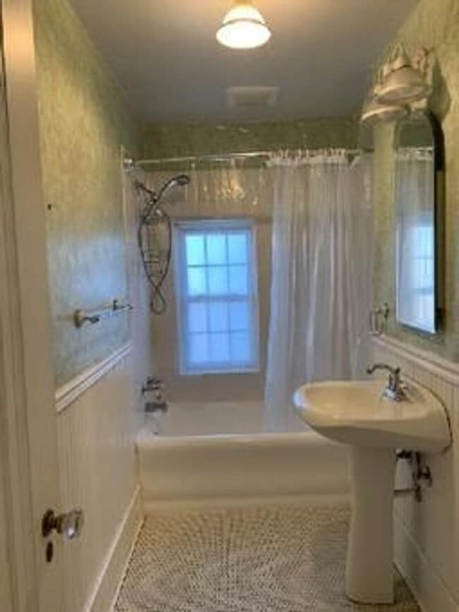 Building Photo - AVAILABLE AUGUST -  3 BED 2 BATH