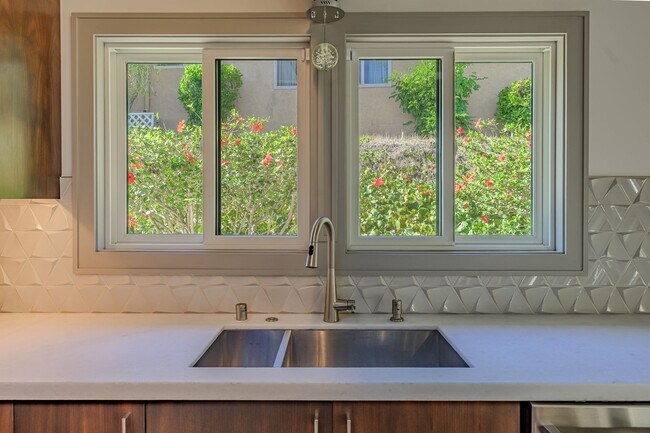 Building Photo - Luxurious Modern Living in the Heart of San Diego with Solar!