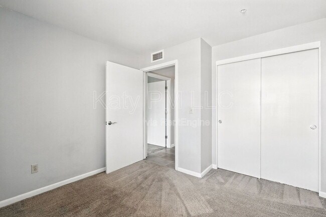 Building Photo - 1005 E 8th St