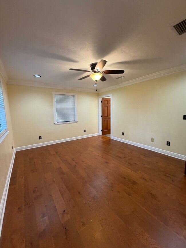 Building Photo - 8509 Little Scenic Ln